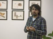 La muestra expone 28 trabajos que artistas que vive a caballo entre Betanzos y Argentina