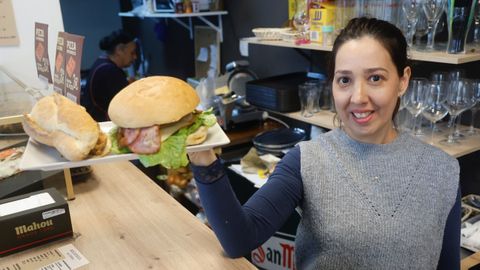 Anglica Gallegos, duea de la bocatera Da Terra, con una de sus hamburguesas y uno de sus bocadillos.