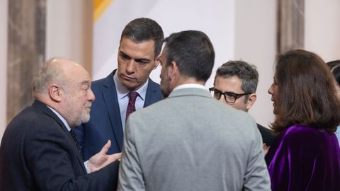 El presidente del Gobierno, Pedro Sánchez, habla con el secretario de Estado de Educación, José Manuel Bar, el ministro de la presidencia, Félix Bolaños, y la directora de la Agencia Española de Protección de Datos, Mar España Martí, durante los actos del Día Internacional de Protección de Datos Personales