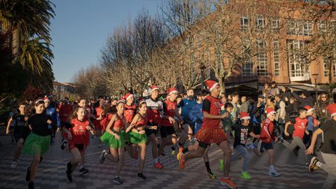 Los disfraces con toques navide�os o de cualquier tipo son habituales en la San Silvestre de Noia.
