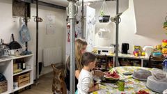Zhanna Vityebska junto a uno de sus hijos en su casa