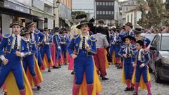 Un momento del desfile de comparsas en Pontedeume
