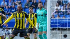 Tomeu Nadal, de verde, al lado de Jair durante el Oviedo-Zaragoza