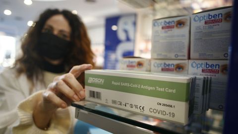 Despacho de pruebas de ant�genos en una farmacia de Viveiro.