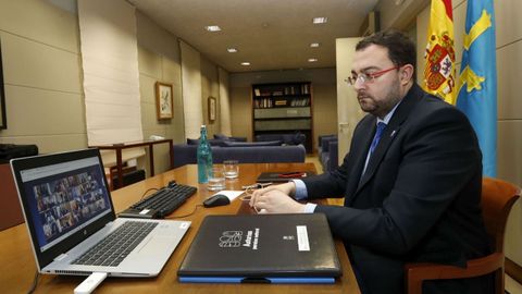 Barb�n, durante la videoconferencia con Pedro S�nchez y el resto de presidentes auton�micos