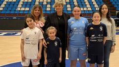 Paula, Mar�a y Lorrane con integrantes de los equipos femeninos a los que patrocinan. 