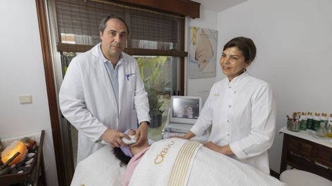 El doctor Carlos San Martín y la directora del centro, Silvana Da Costa