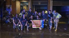 Los bomberos de Navantia Ferrol, junto a otros efectivos