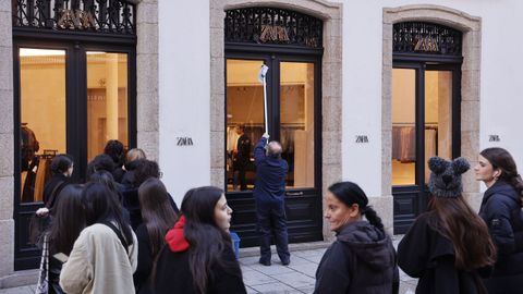 Primer d�a de rebajas. Zara de la calle Compostela