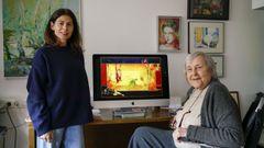 Paula Serrano y Mar�a Jes�s Blanco posan junto a la imagen de �Galicia hoy�, de Xaime Quessada