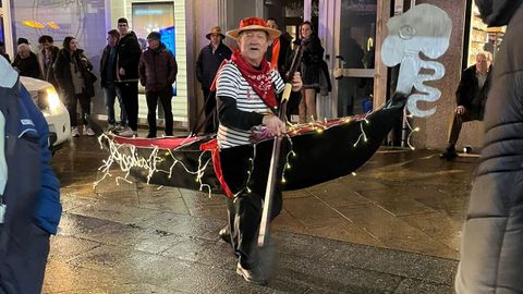 Ritmo y calor para desafiar a la lluvia en el desfile de entroido de O Carballi�o