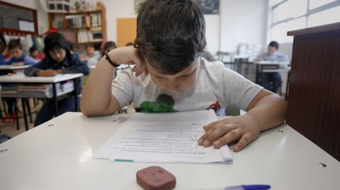 Un ni�o lee su examen en Ribeira.