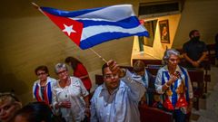 Un hombre ondea una bandera durante una misa especial por Cuba en un santuario de Miami (EE.UU.)