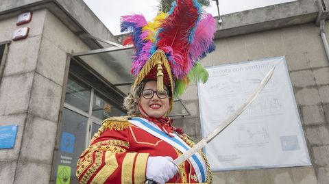 Uxa Canabal, educadora social de 27 aos forma parte del Entroido da Ulla desde los 12 aos y ascendi a Xenerala en el 2011. Dice que uno de los primeros recuerdos que tiene del carnaval tradicional es escuchar a su padre y hermana ensayando los atranques en casa. Para ella, uno de los momentos esperados del ao es en el que se pone la chaqueta co seu cordn, ferreteiras e os outros atavos todos: a bandeira o faxn....