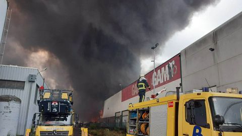 bomberos, incendio, Asturias .Espectacular incendio en un concesionario de motos, en el pol�gono de Silvota, en Llanera