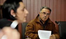 El conservador Isidro Caama�o atiende a la intervenci�n de la alcaldesa ceense.