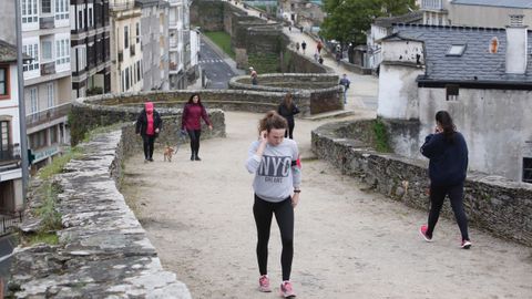 Paseos y carreras esta maana por la Muralla de Lugo