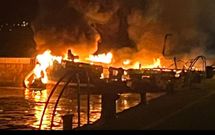 Arde un pesquero de madrugada en el puerto de Camari�as