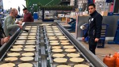 En la �ltima edici�n de la fiesta de la filloa de Lestedo ya pudo verse en funcionamiento el invento ideado por Jos� Manuel Mato. Con hornillos de cuatro metros y diferentes velocidades, puede llegar a producir un millar de filloas en una hora y es muy eficiente y puede funcionar un d�a entero con diez bombonas.