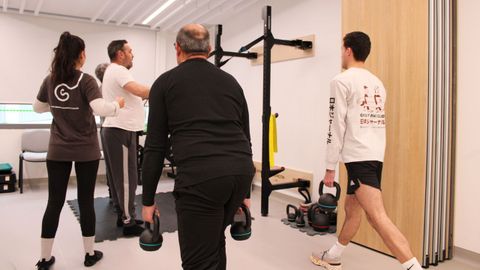 Sesi�n de ejercicio f�sico oncol�gico, uno de los servicios gratuitos de la AECC en Pontevedra