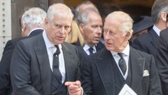 Andrs (derecha), junto a Carlos III