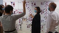 Adriana Dom�nguez, en el centro, en una reuni�n en las instalaciones de Adolfo Dom�nguez en San Cibrao das Vi�as