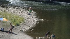 Bañistas en una de las playas del río Nalón en Las Caldas