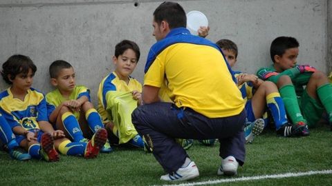 Yeremay escucha las instrucciones de Borja Prez, durante un partido con el Las Palmas