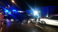 El conductor colision� el veh�culo contra dos coches estacionados