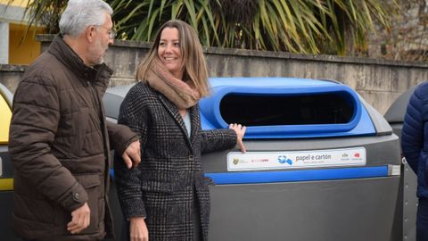 Modelo de contenedores para papel y cart�n, con boca grande