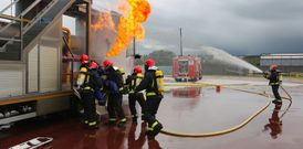 Los bomberos de Alcoa por la ma�ana en un simulacro de incendio, en las jornadas. 