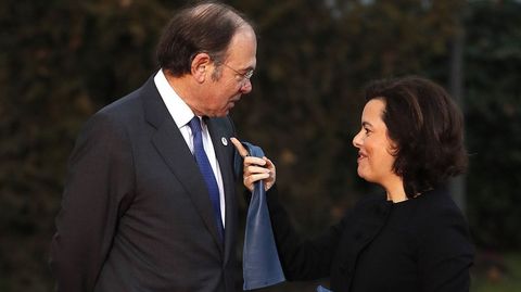 La vicepresidenta del Gobierno, Soraya S�enz de Santamar�a, saluda a P�o Garc�a Escudero. 
