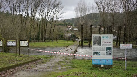 El puente das Poldras que da acceso al Salgueiral junto al r�o Avia en Leiro est� precintado para evitar el paso de peatones.