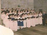 � dereita, Esperanza Mara Filgueira nunha fotograf�a recente, tocando o violonchelo. Arriba, formando parte da Coral Polif�nica de Noia cando era nena<span lang= es-es >. </span>