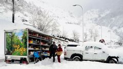 Aspecto que presenta el pueblo de Pajares a causa del temporal de nieve.
