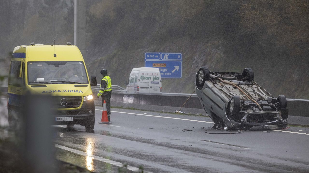 Un conductor vuelca con su vehículo cuando circulaba por la AG-56 en Ames
