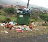 En A Grela la falta de contenedores obliga a dejar la basura fuera. 
