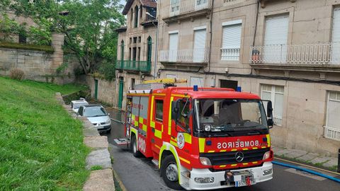 Los bomberos continuaban trabajando esta ma�ana en el incendio de la Casa de Ba�os de Outeiro.