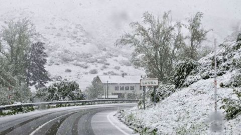 La nieve oblig&oacute; a circular con cadenas en cinco puertos de monta&ntilde;a de la red secundaria de carreteras entre Asturias y Le&oacute;n