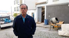 El abogado Cristóbal Pintado, vecino de la calle Arce de Ferrol, posa delante de un inmueble en su calle que está siendo tapiado para evitar okupaciones