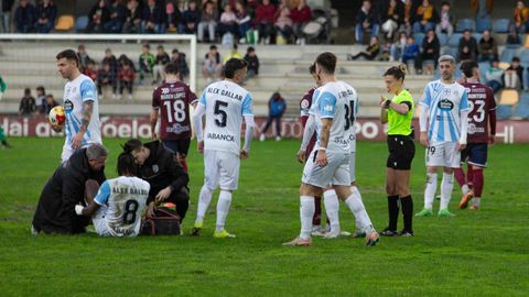 El equipo m&eacute;dico del Lugo atiende a un jugador en el partido del pasado s&aacute;bado frente al Lugo