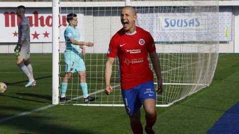 Rufo celebra su primer gol de la tarde, ante la desolaci&oacute;n de sus rivales
