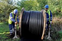 Empleados de una subcontrata de Telef�nica reponiendo ayer el cable robado.