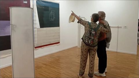 Público observando la propuesta de la Galería Néboa en Cantabria