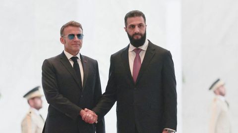 El presidente de Francia, Emmanuel Macron, se re�ne con el presidente sirio, Ahmed Al-Sharaa, en el Palacio del Pueblo en Damasco, Siria.