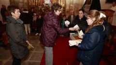 En la Ciudad Vieja, numerosos fieles se acercaron a la iglesia de la Orden Tercera para no perderse la bendici�n de velas y el reparto de tortas para celebrar el D�a de la Candelaria.