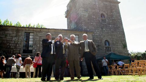 En mayo del 2007, los protagonistas del acuerdo con Eroski para la venta del pazo y de la finca de Goins al Concello de Boiro, brindaron a los pies del deteriorado inmueble por el paso histrico que se haba dado