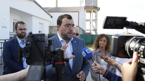 El presidente del Principado, Adri�n Barb�n, atiende a los medios en Tapia.