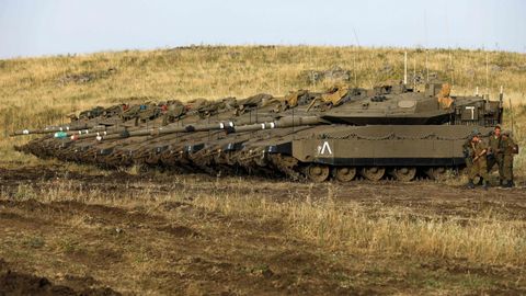 Soldados israel�es se paran junto a los tanques Merkava Mark IV en un �rea de despliegue de los altos del Gol�n, �rea siria que ocupa militarmente