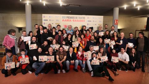 Foto de familia dos finalistas da 30.� edici�n dos premios Mar�a Casares de teatro.